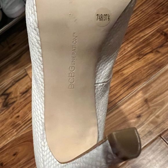 EUC! BCBGeneration White Snake Heels 7.5 - Picture 5 of 5